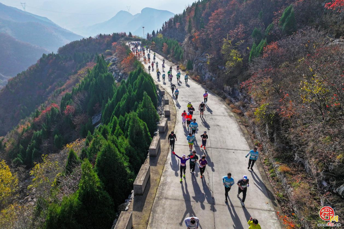 赴红叶之约 享运动之乐 品非遗之美 济南“一城山色·登山打卡”暨垛庄百峪大顶登山嘉年华成功举办