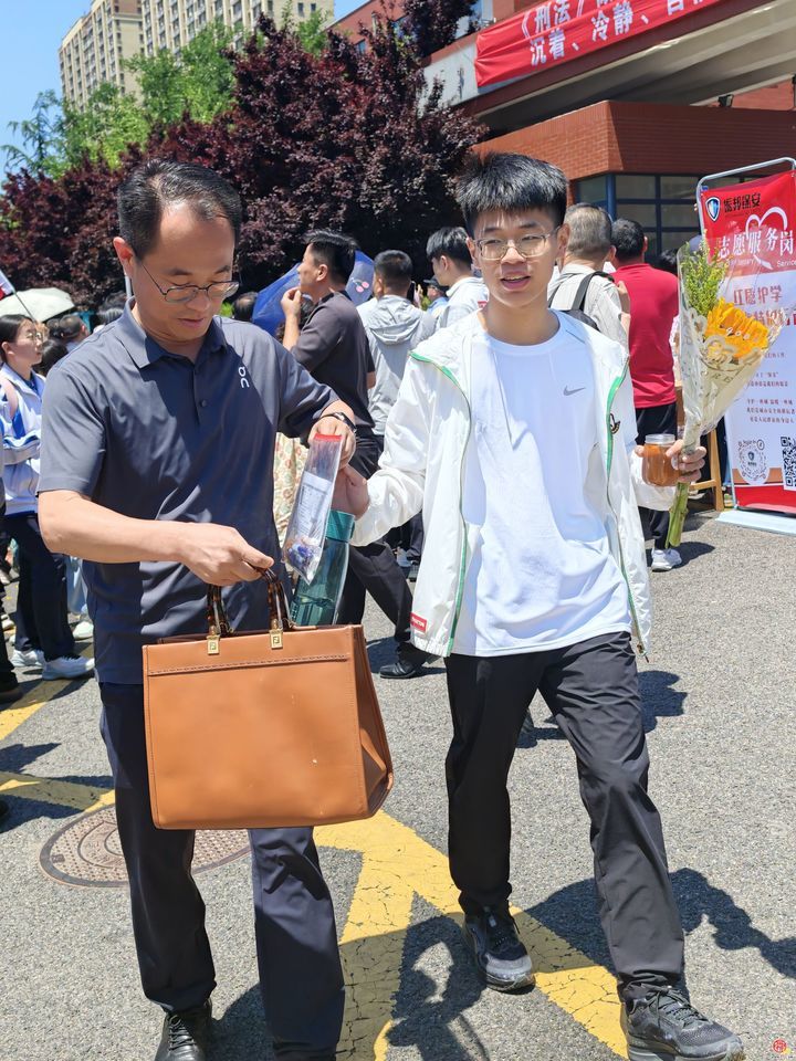 2026年高考首场考试结束 葵花相伴笑意融融