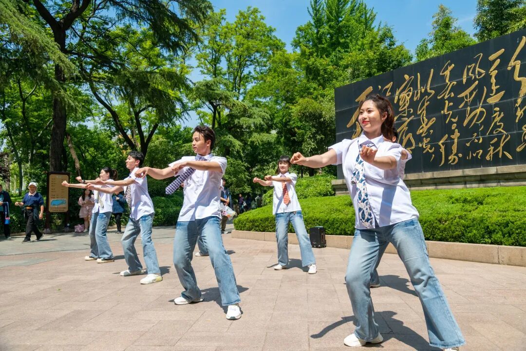 泉力集结·悦享五一｜天下第一泉风景区假期首日人气爆棚