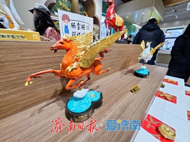 市民打卡上新街非遗铜雕店 百年老街再添文旅新亮点