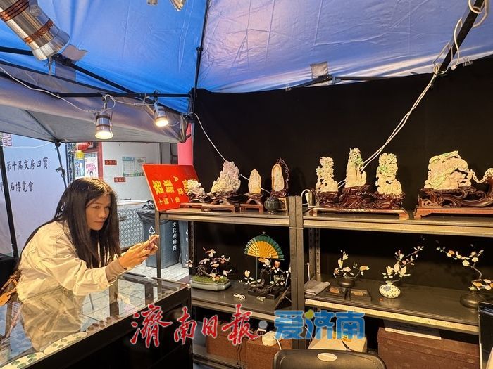 翡翠插花绽放“石上芳华”