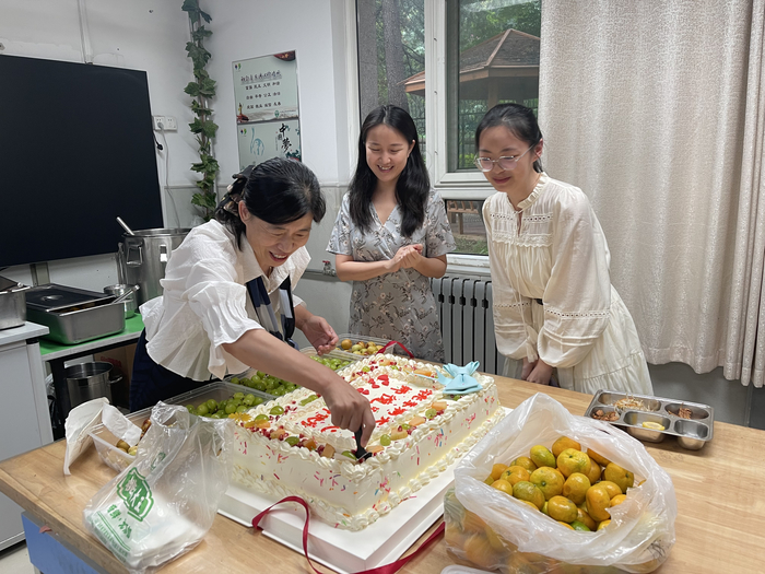 教师节，这所学校为老师送上蛋糕