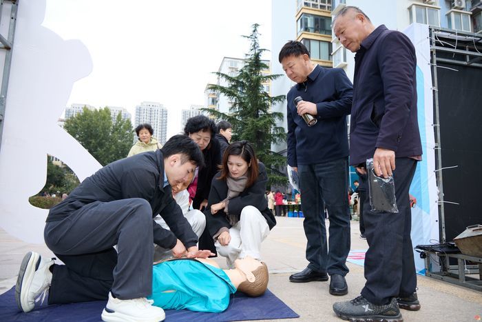 趣味互动学知识 工伤预防入人心 2025济南市工伤预防宣传活动走进市中区二七街道建新社区