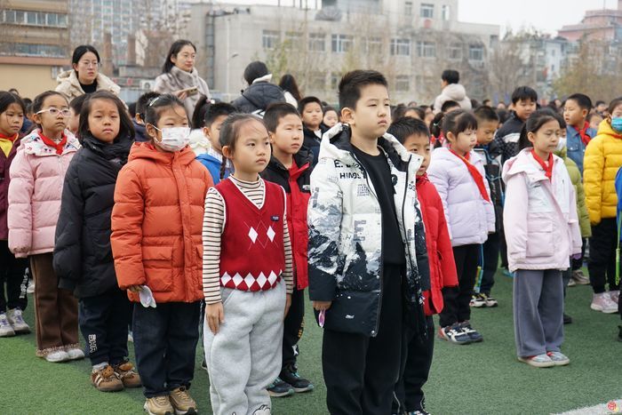 济南市历下区燕山小学开展爱国主义教育：一朵紫金草，绽放和平之花