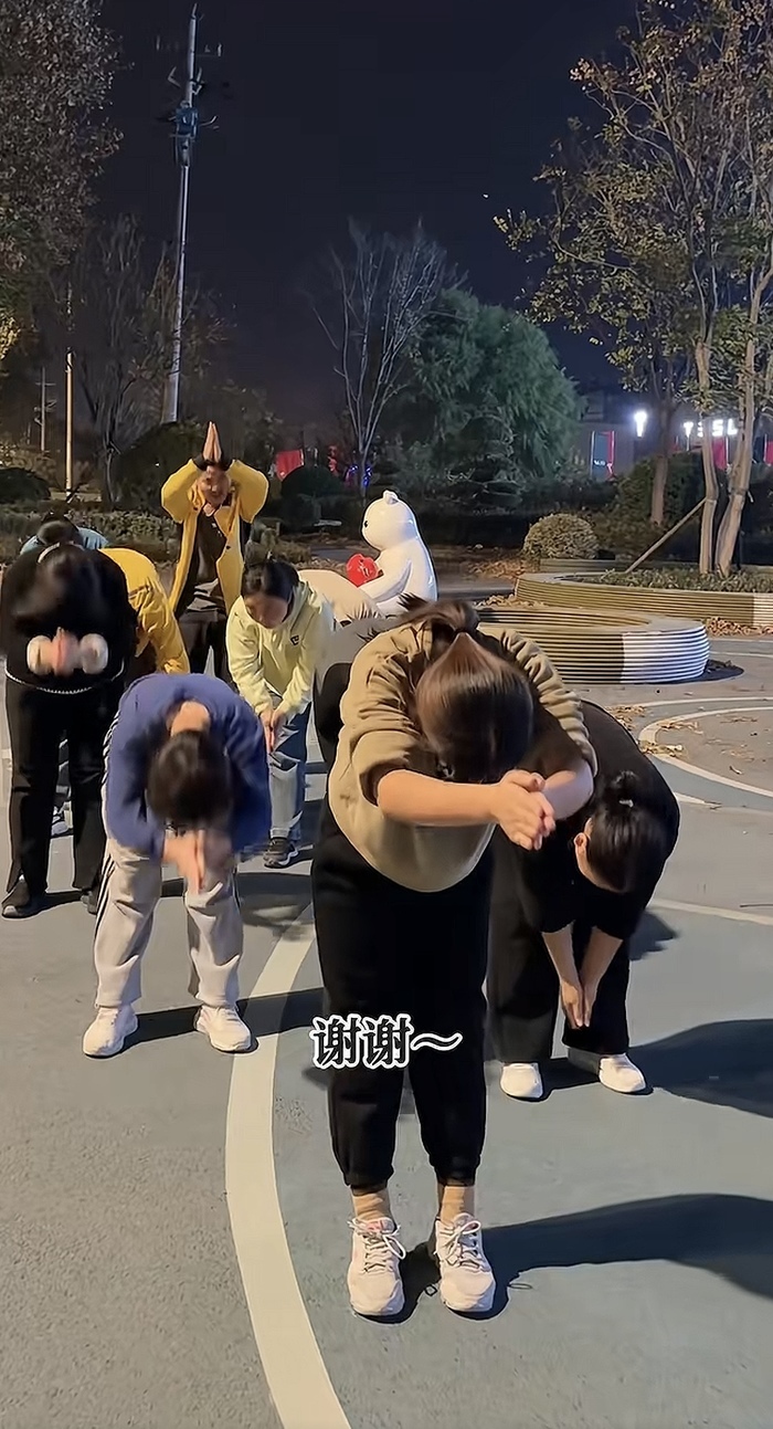 吴克群济南街头呼吁关注团播父母 发起千人共舞