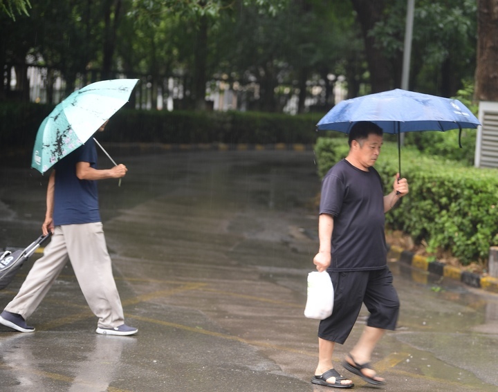 夏日雨蒙蒙，高温暂挥别