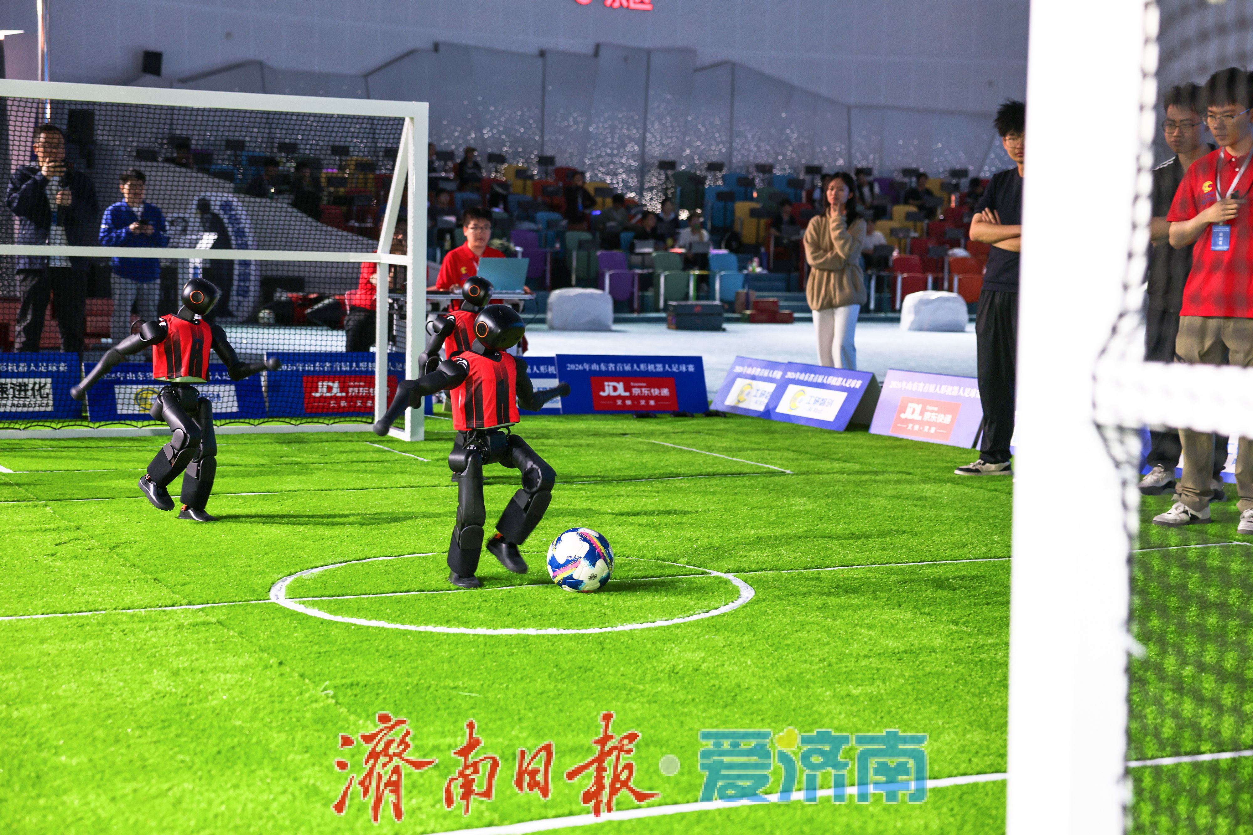 山东省首届人形机器人足球赛历下开赛