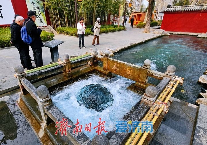一年四季 泉在济南丨墨泉喷涌景色美 泉水叮咚迎客来