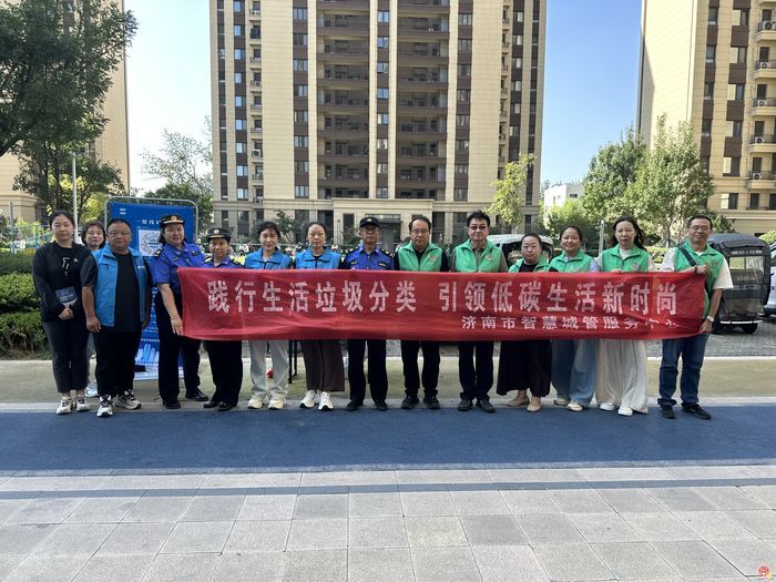 一对一教用“掌上城管”，趣味游戏学垃圾分类——市智慧城管中心深入济齐路社区