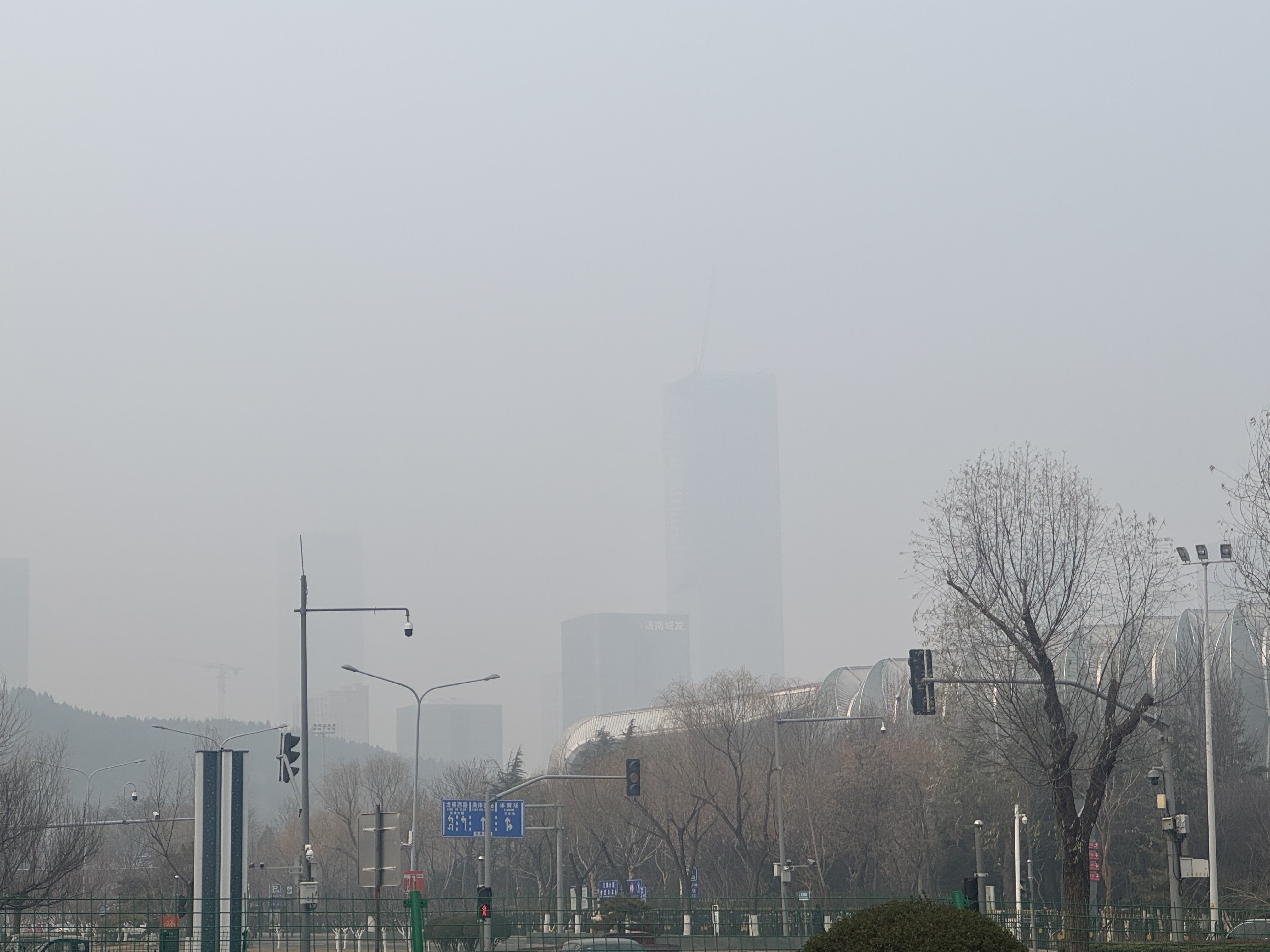 大雾锁城 济南CBD现“空中画卷”