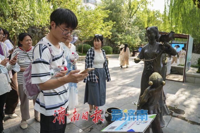 泉城夏日“炎值”爆表，市民游客泉畔觅清凉