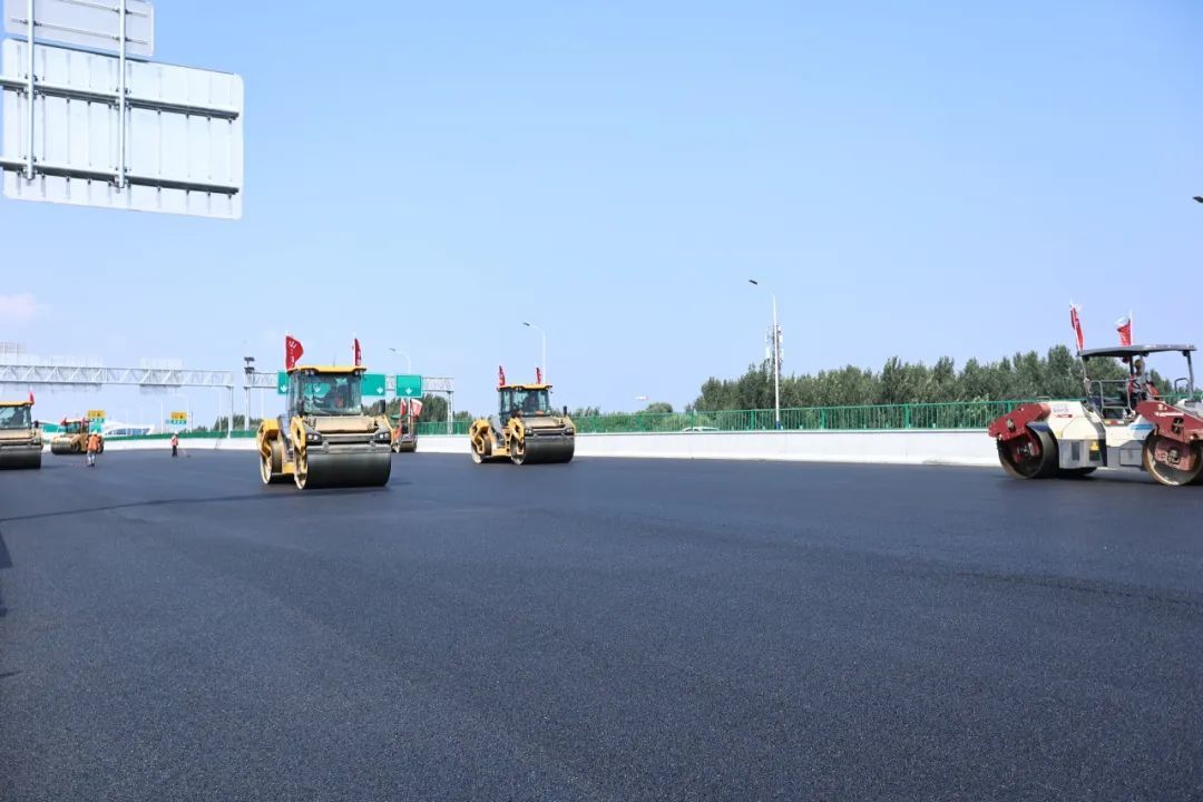济南绕城高速东线小许家枢纽至遥墙机场段改扩建主线沥青路面摊铺完成