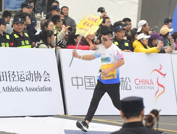 2024济南(泉城)马拉松鸣枪起跑，现场高清大图来了