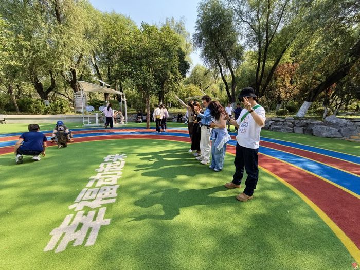 把健身房“搬”到户外，济南这处公园的智慧健身步道真酷