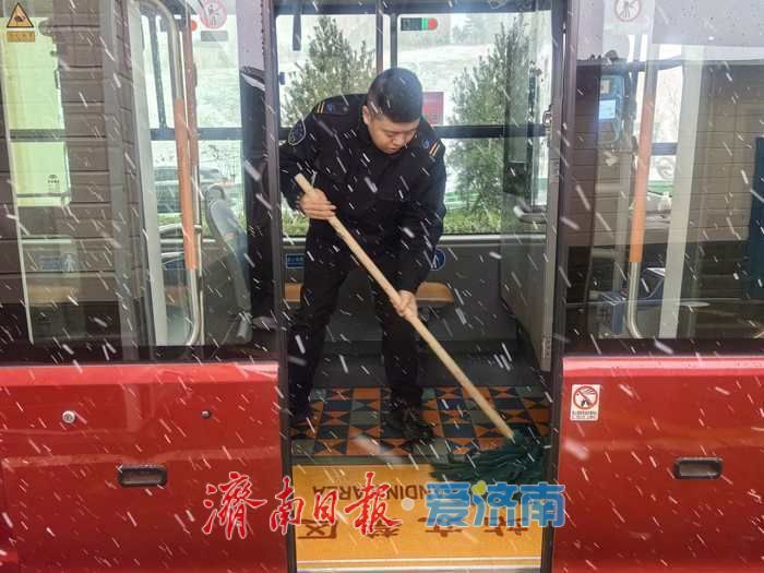 今冬初雪如约而至 济南公交全力护航市民出行路