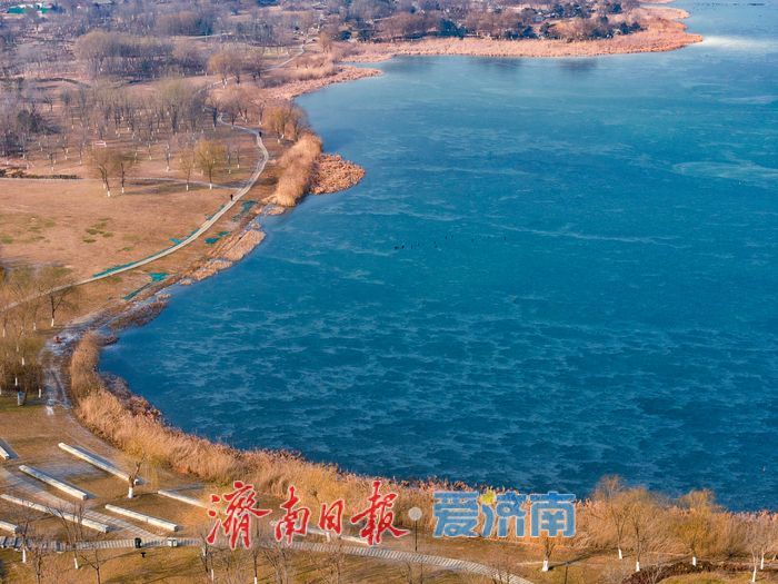 冰凝绘盛景 华山湖冬日冰封如入水墨长卷