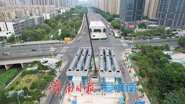 腊山河西路北延持续推进 南段部分钢箱梁已经吊装到位