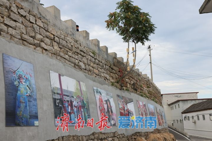 艺术上墙！长清西黄村变身露天摄影展厅