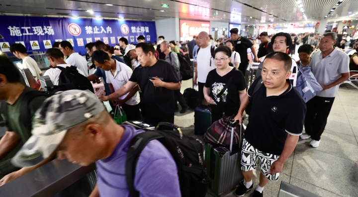 2025年铁路暑运雨中启动 济南站客流平稳 旅客有序踏上旅程
