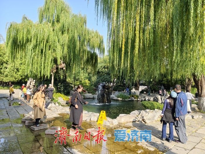 清泉汩汩映晴空，“月牙飞瀑”醉初冬