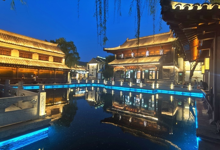 泉城夜浪漫 消夏烟火浓