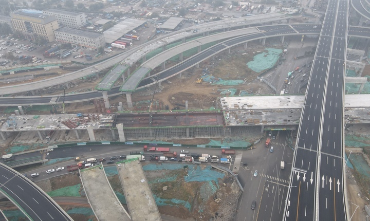 项目强省会丨济南新建零点立交东西向主线桥半幅基本实现合龙