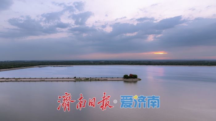 一年四季 泉在济南丨白鹭点波 绿树环抱 济南玉清湖再现“天空之镜”美景