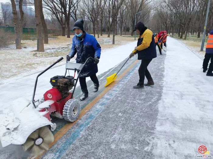 雪落泉城暖守护 九园联动保畅通 —— 济南市公园发展服务中心高效开展首场降雪清雪除冰工作