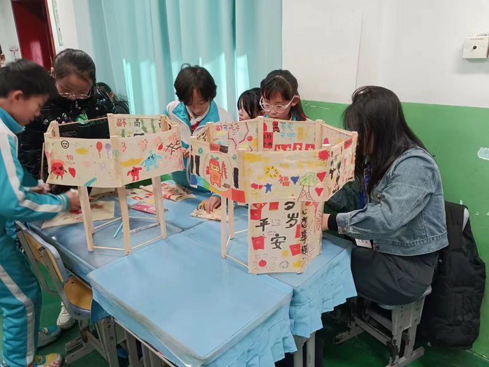 “迎新年挂件制作大赛”,送课进校园600多名学生有福了
