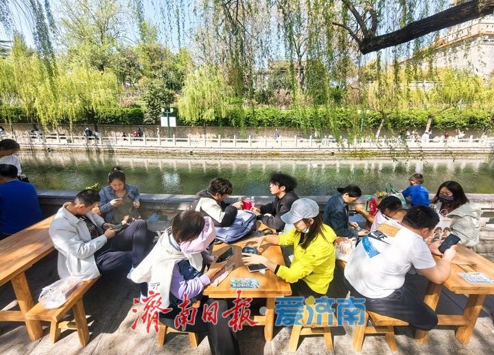 黑虎泉边花与茶，护城河畔换新装