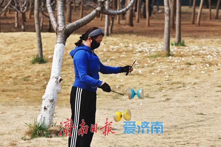 空竹翻飞闹春林 济南森林公园奏响全民健身和谐曲