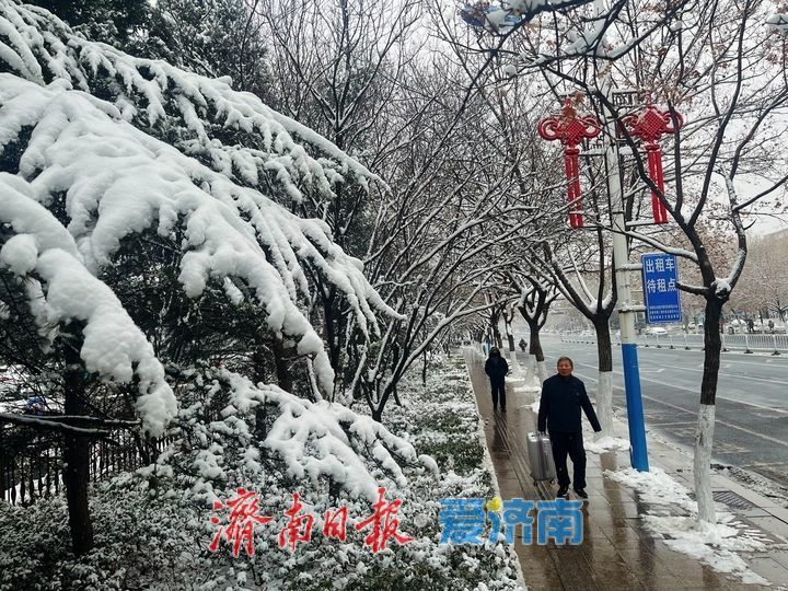 莱芜多部门及时除雪 确保道路畅通