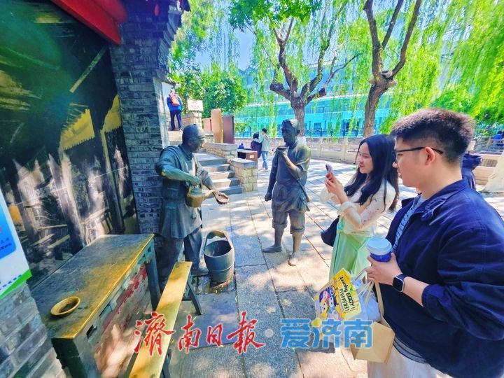 护城河畔铜韵流芳 雕塑群像镌刻城市记忆