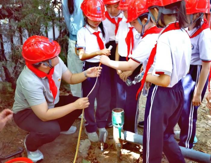 济南市德兴街小学寻访“穿梭在泉水间的地铁”