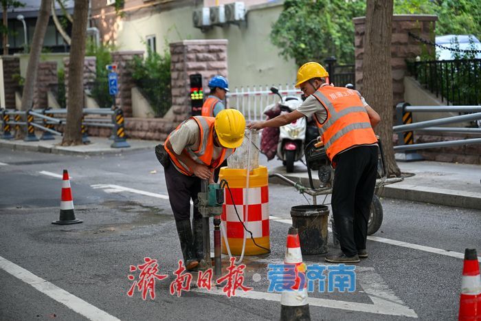 济南小纬四路天然气管道施工，过往车辆请注意绕行