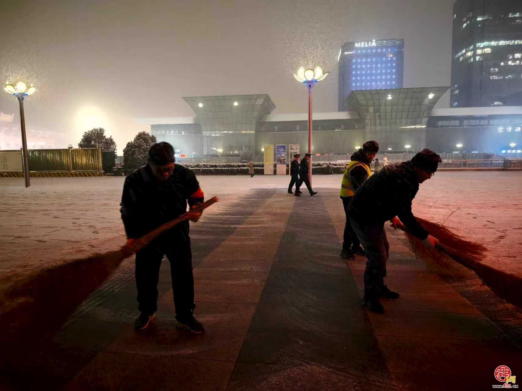 雪情即命令！济南西站公交枢纽应急突击队全力扫雪保通行