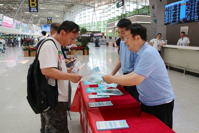 济南节水宣传走进国际机场 文明理念畅行泉城旅途