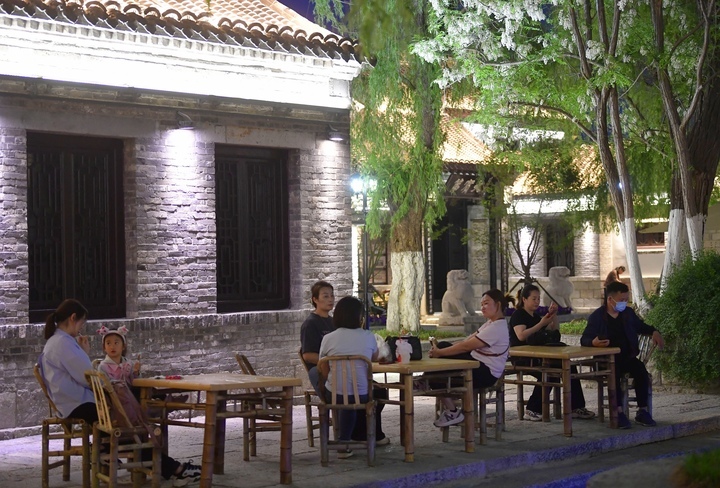 华灯初上，百花洲历史文化街区扮靓老城