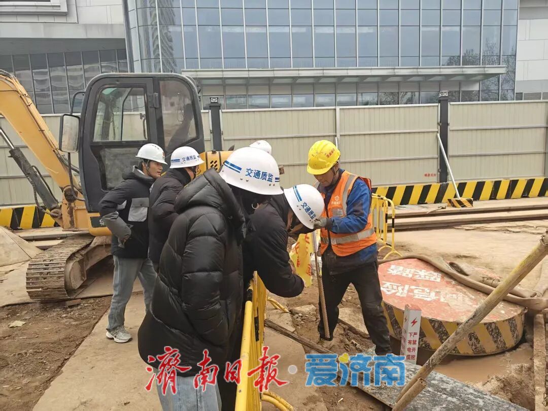 二环东路百花公园人行天桥主桥吊装完成