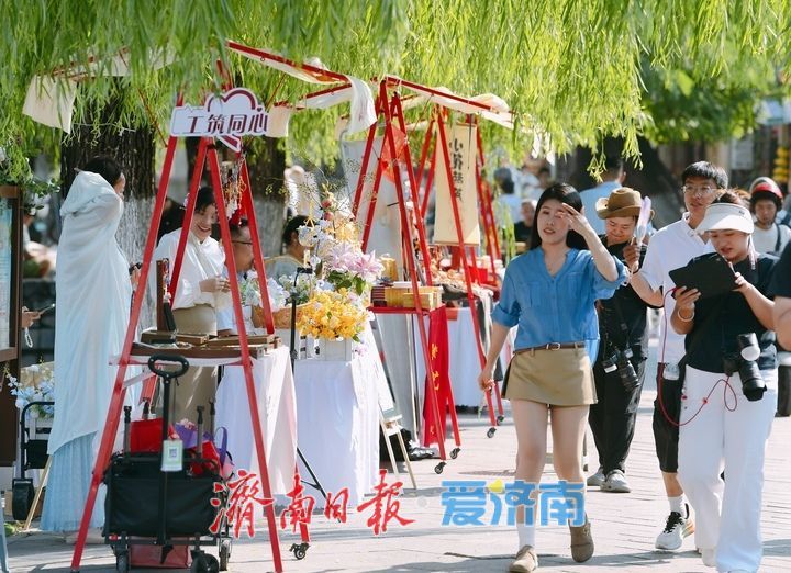 双节临近，泉城节日氛围渐浓