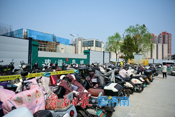 闲置空地变身便民车位 八一立交桥站“一站一策”疏解停车难