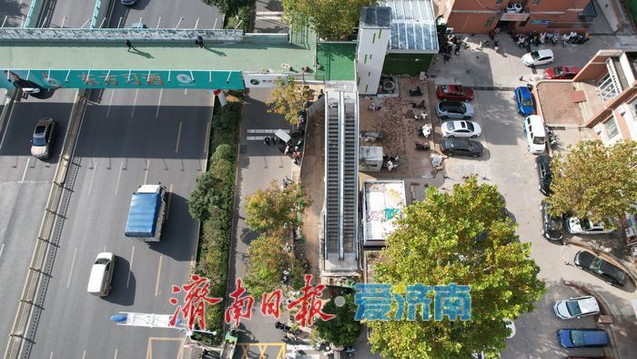 济南经十路全民健身中心东侧过街天桥加装电梯 近期投用