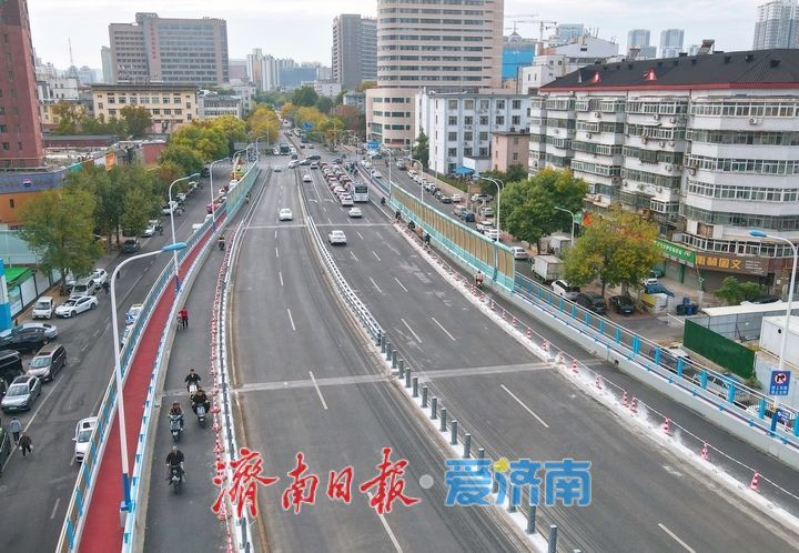 济南纬六路高架桥南引桥重新铺设沥青路面，新防撞护栏陆续安装