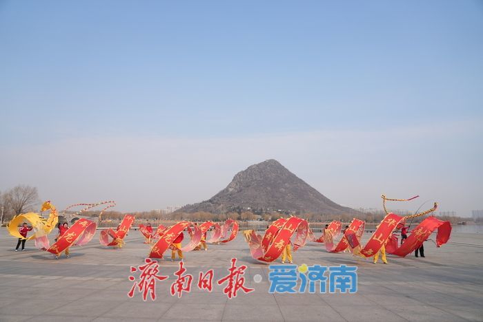 华山历史文化湿地公园 “健身龙”舞动春天活力