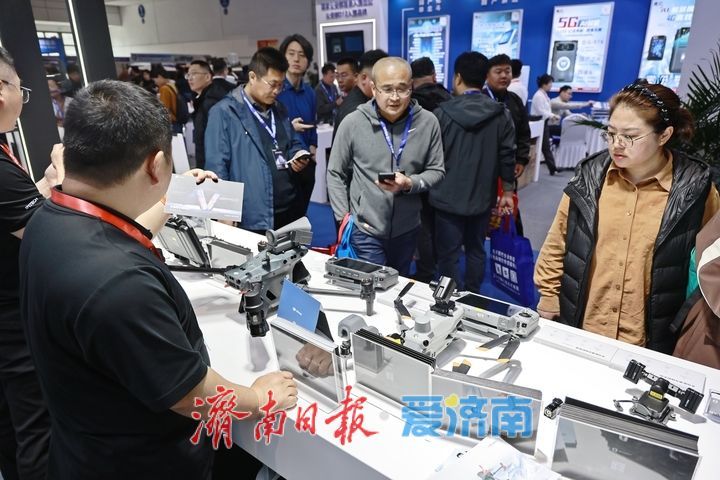 全品类无人机亮相展会 硬核科技成现场吸睛焦点