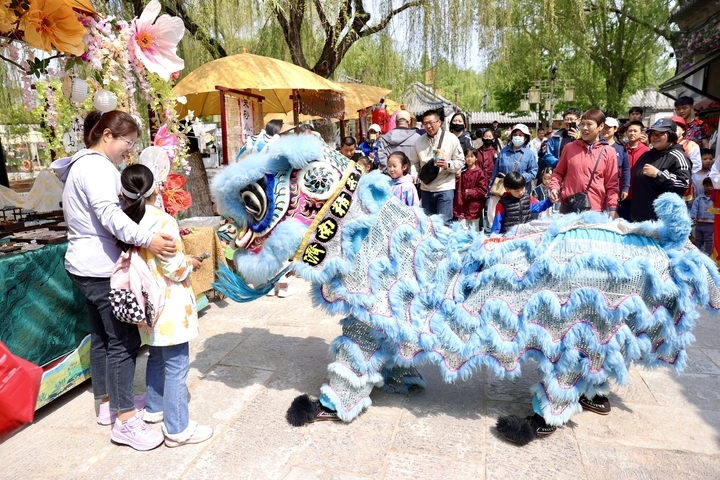“泉”在济南过五一｜百花洲重启观光迎来首个周末 游客争睹舞狮表演讨彩头
