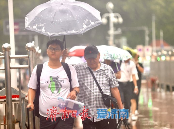 2025年铁路暑运雨中启动 济南站客流平稳 旅客有序踏上旅程