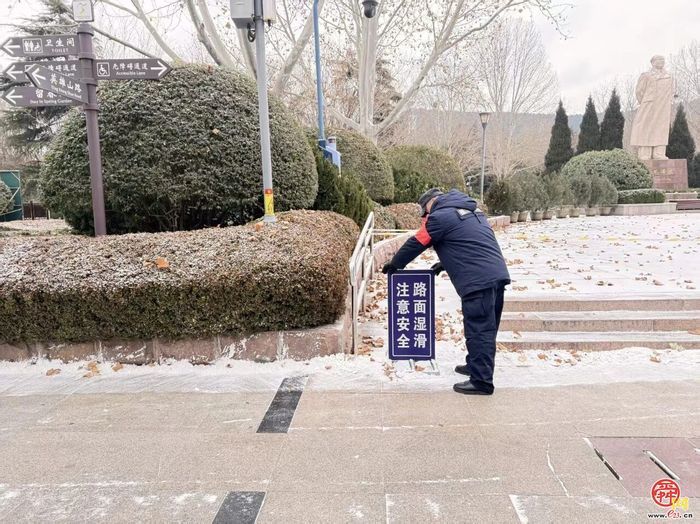 雪落泉城暖守护 九园联动保畅通 —— 济南市公园发展服务中心高效开展首场降雪清雪除冰工作