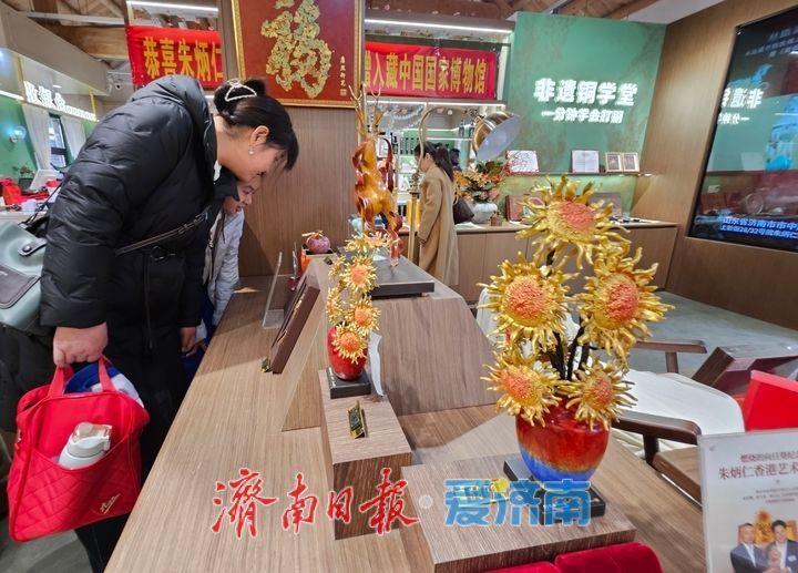 市民打卡上新街非遗铜雕店 百年老街再添文旅新亮点