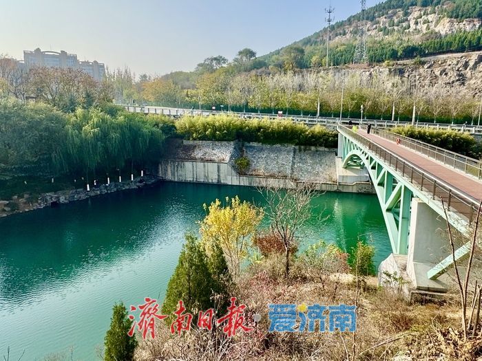 一年四季 泉在济南丨历阳湖碧水映天 成泉城“天然取景框”